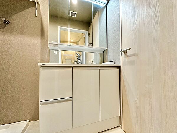 清潔感を感じられる洗面化粧台。