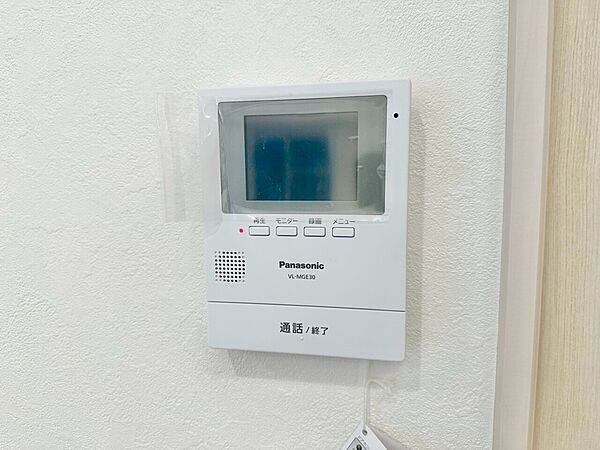 誰が来てもわかる様にモニター付きインターホンを設置。