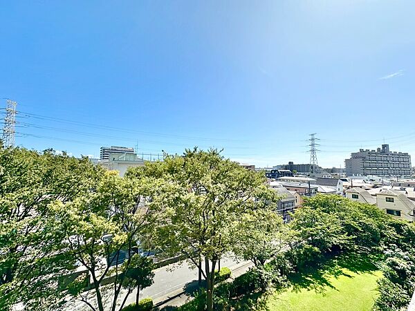 眺望や窓からの景色が良いと、家で過ごす時間も快適です。