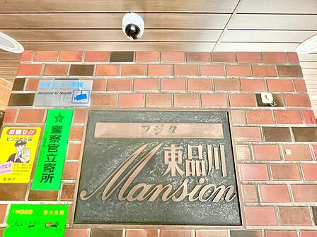 スタイリッシュなエンブレム。お洒落なマンションは入り口から。