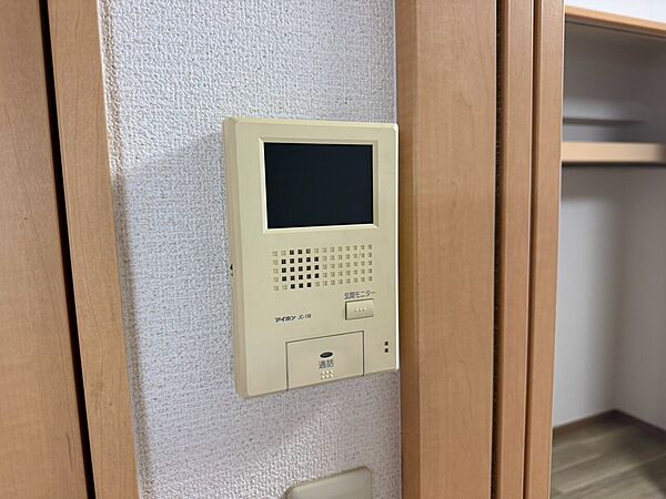 誰が来てもわかる様にモニター付きインターホンを設置。
