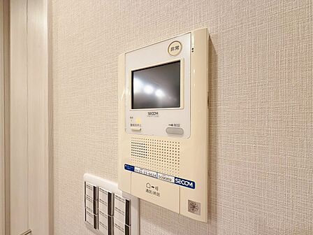 誰が来てもわかる様にモニター付きインターホンを設置。