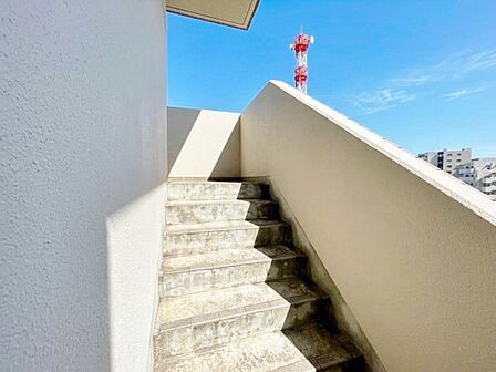 共用部の階段です。明るく清潔に管理されています。