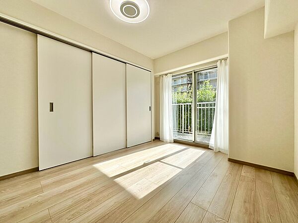 清かで艶やかな時間をもたらしてくれる室内です。