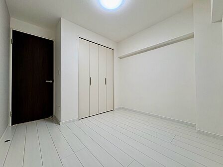 清かで艶やかな時間をもたらしてくれる室内です。