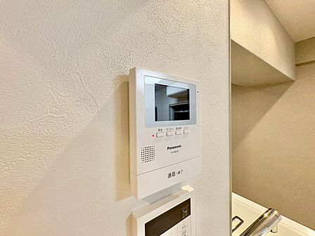 誰が来てもわかる様にモニター付きインターホンを設置。