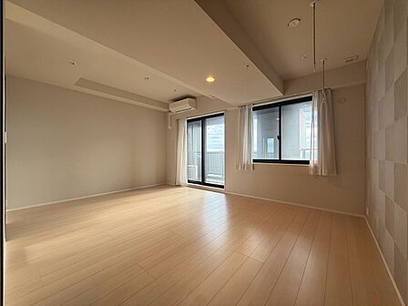 清かで艶やかな時間をもたらしてくれる室内です。