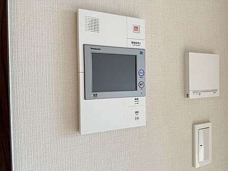 誰が来てもわかる様にモニター付きインターホンを設置。