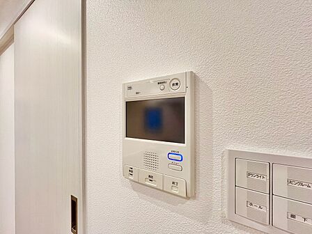 誰が来てもわかる様にモニター付きインターホンを設置。