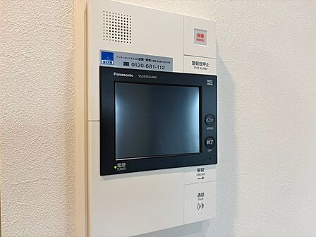 誰が来てもわかる様にモニター付きインターホンを設置。