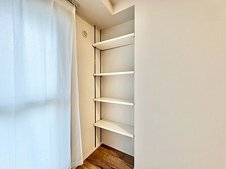 家電やスーツケース、ストック品など何でも片付く嬉しい空間です。