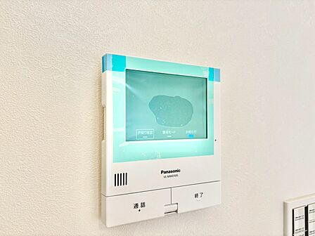 誰が来てもわかる様にモニター付きインターホンを設置。