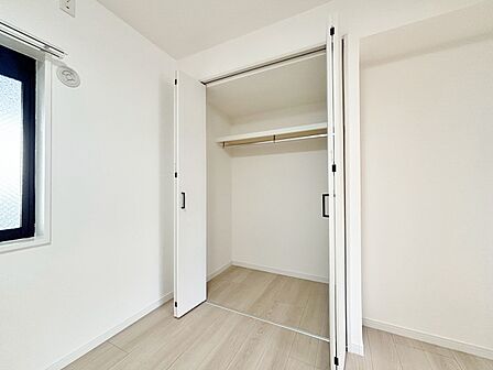 収納スペースが付いていて、お部屋を広く使っていただけます。