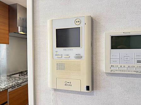 誰が来てもわかる様にモニター付きインターホンを設置。