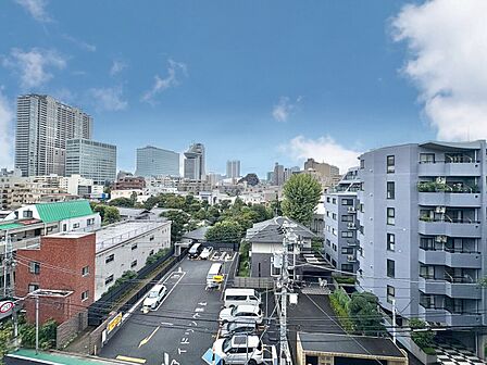 陽当たり・通風・開放感に恵まれた環境です。