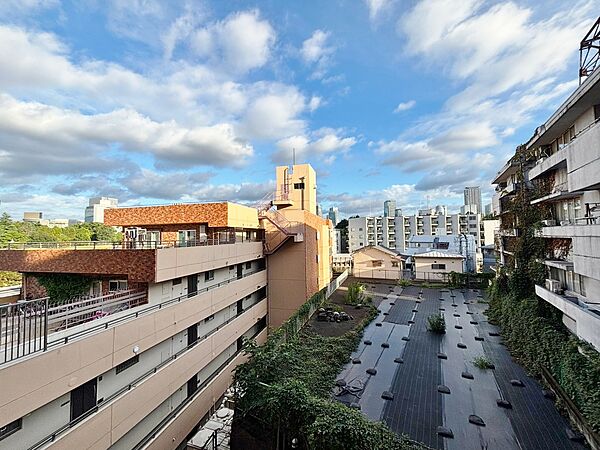 眺望や窓からの景色が良いと、家で過ごす時間も快適です。