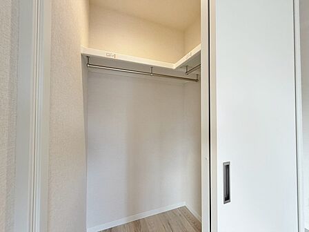 家電やスーツケース、ストック品など何でも片付く嬉しい空間です。