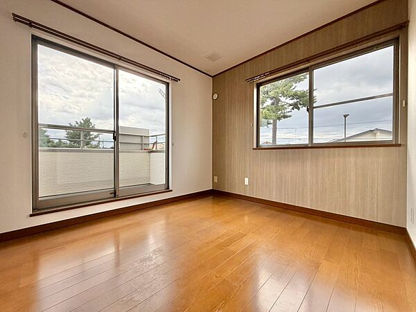 清かで艶やかな時間をもたらしてくれる室内です。