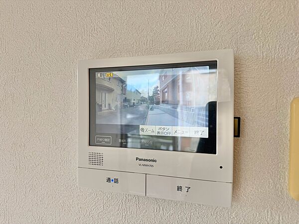 誰が来てもわかる様にモニター付きインターホンを設置。