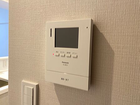 誰が来てもわかる様にモニター付きインターホンを設置。