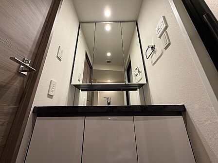清潔感を感じられる洗面化粧台。