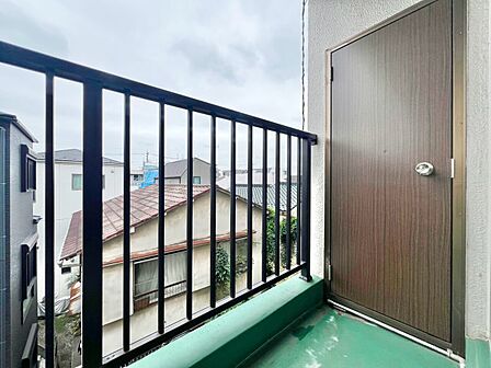 朝の澄んだ空気や、夕方に吹く清々しい風を感じられるバルコニー。
