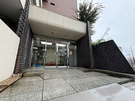 上質感漂う玄関アプローチです。