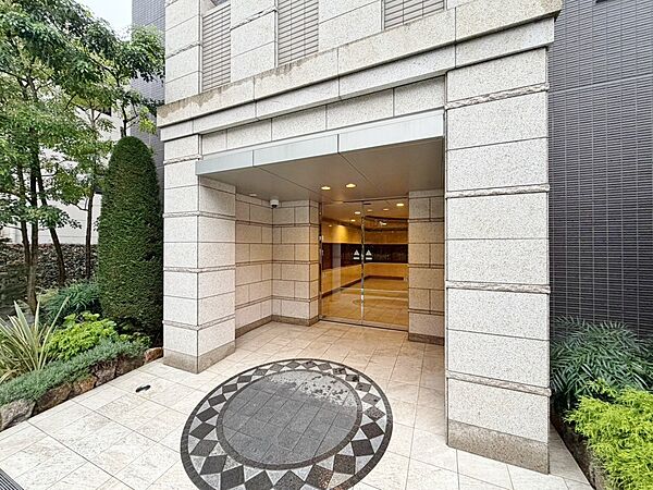 上質感漂う玄関アプローチです。