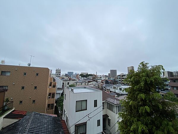 陽当たり・通風・開放感に恵まれた環境です。