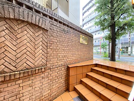 上質感漂う玄関アプローチです。