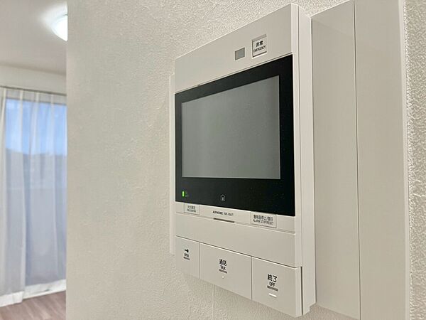 誰が来てもわかる様にモニター付きインターホンを設置。