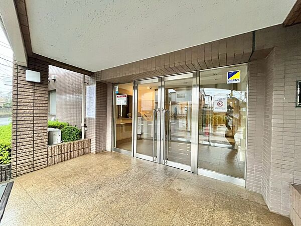 上質感漂う玄関アプローチです。