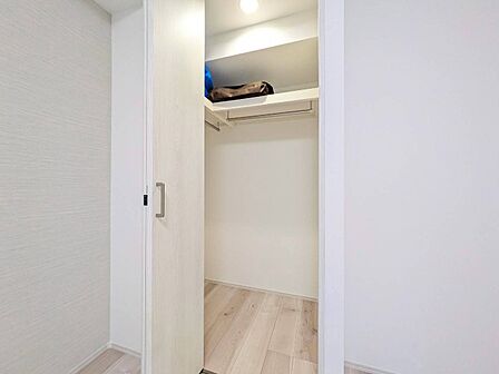 収納スペースが付いていて、お部屋を広く使っていただけます。