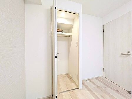 家電やスーツケース、ストック品など何でも片付く嬉しい空間です。