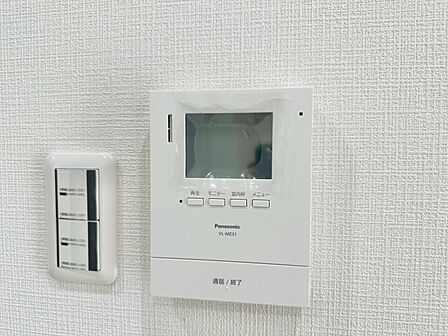 誰が来てもわかる様にモニター付きインターホンを設置。