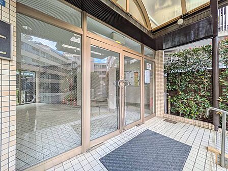 上質感漂う玄関アプローチです。