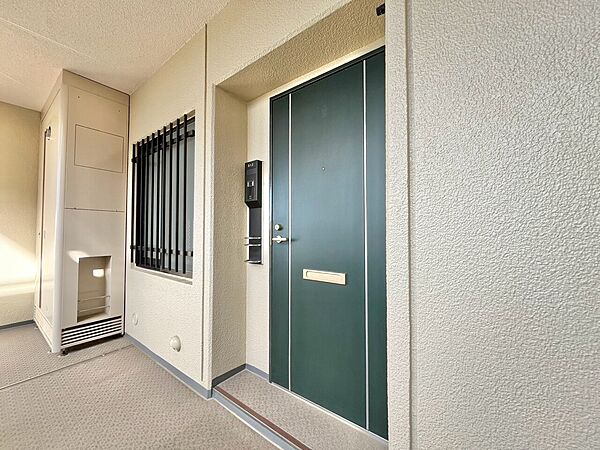 清潔感のある落ち着いた雰囲気の玄関です。