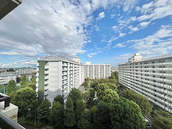 陽当たり・通風・開放感に恵まれた環境です。
