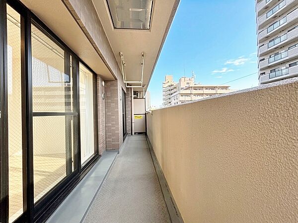 朝の澄んだ空気や、夕方に吹く清々しい風を感じられるバルコニー。※CG加工により晴天にしています。
