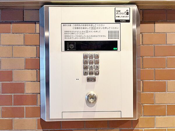 誰が来てもわかる様にモニター付きインターホンを設置。