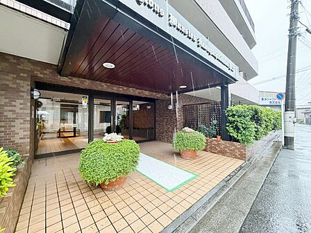 上質感漂う玄関アプローチです。