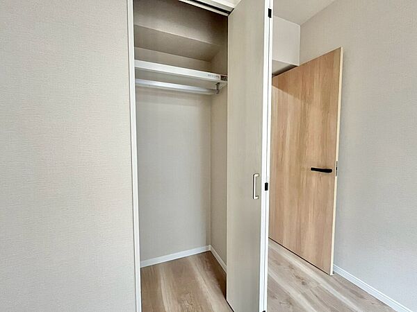 家電やスーツケース、ストック品など何でも片付く嬉しい空間です。