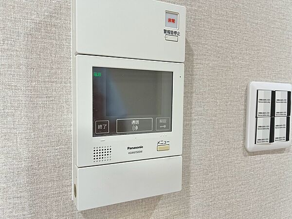 誰が来てもわかる様にモニター付きインターホンを設置。
