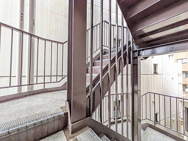 共用部の階段です。明るく清潔に管理されています。