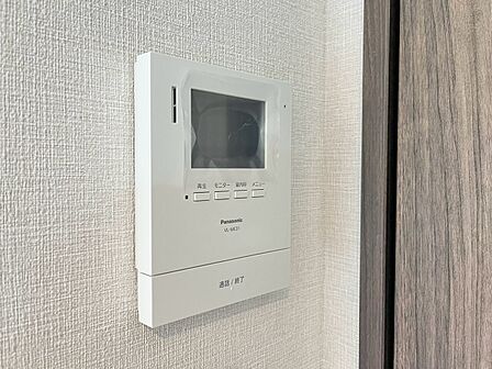 誰が来てもわかる様にモニター付きインターホンを設置。