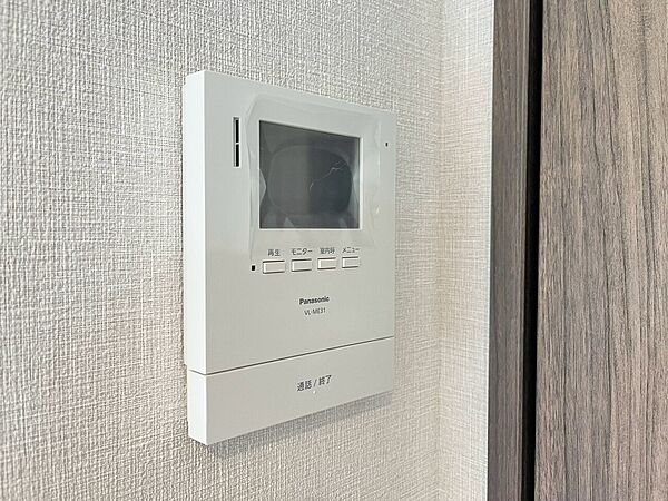 誰が来てもわかる様にモニター付きインターホンを設置。