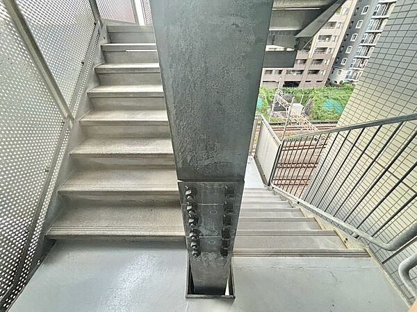 共用部の階段です。明るく清潔に管理されています。