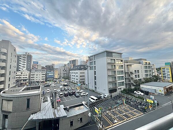 陽当たり・通風・開放感に恵まれた環境です。