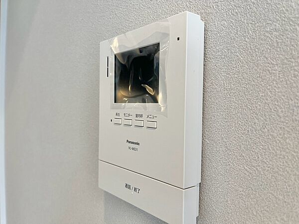 誰が来てもわかる様にモニター付きインターホンを設置。