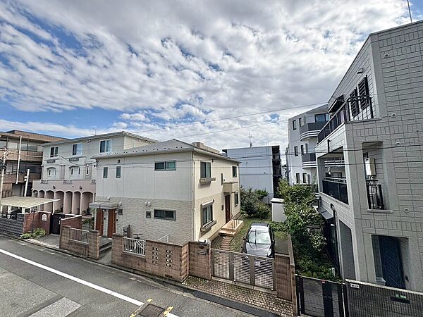 陽当たり・通風・開放感に恵まれた環境です。